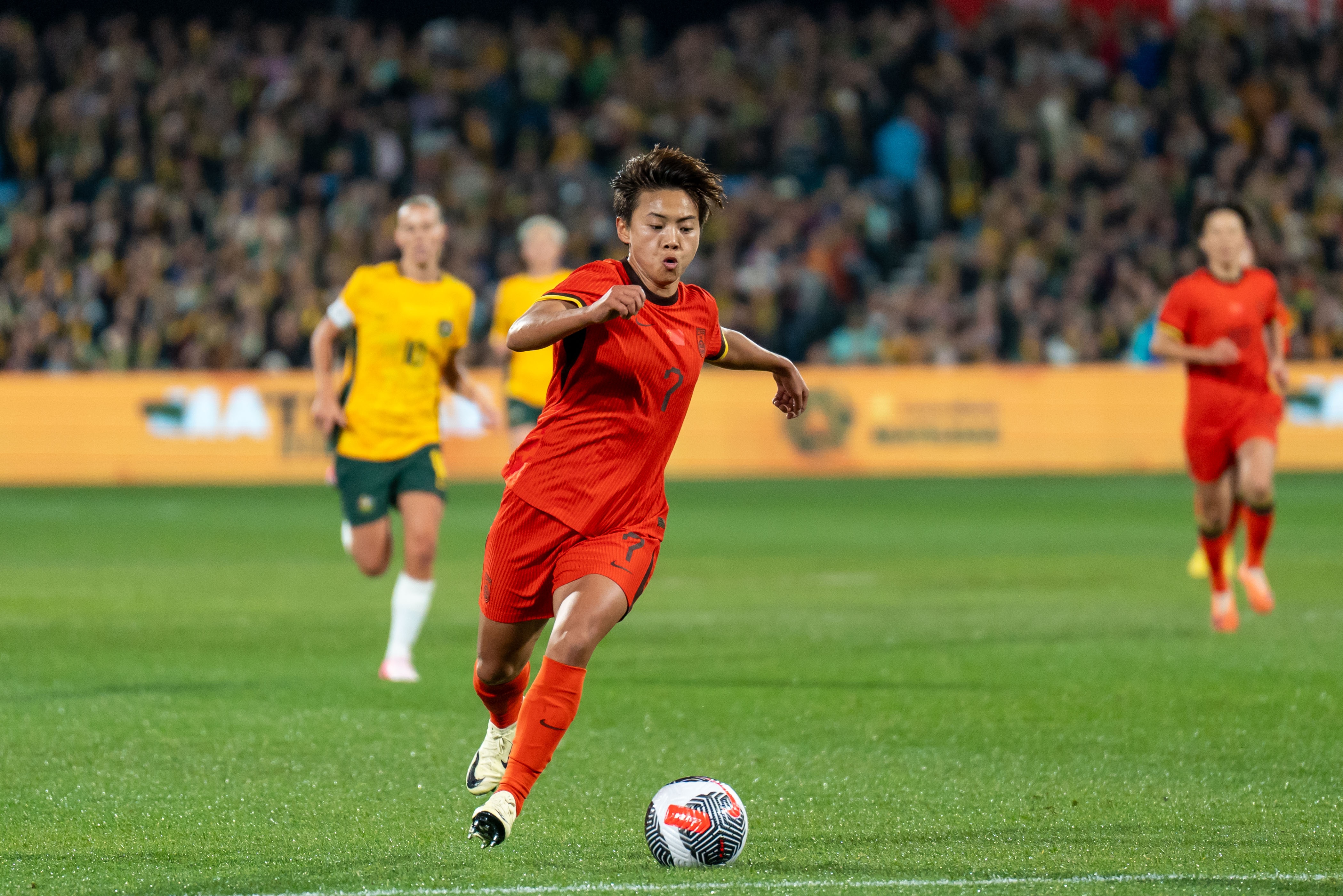 本土女足名将斩获赛季MVP，成为焦点人物