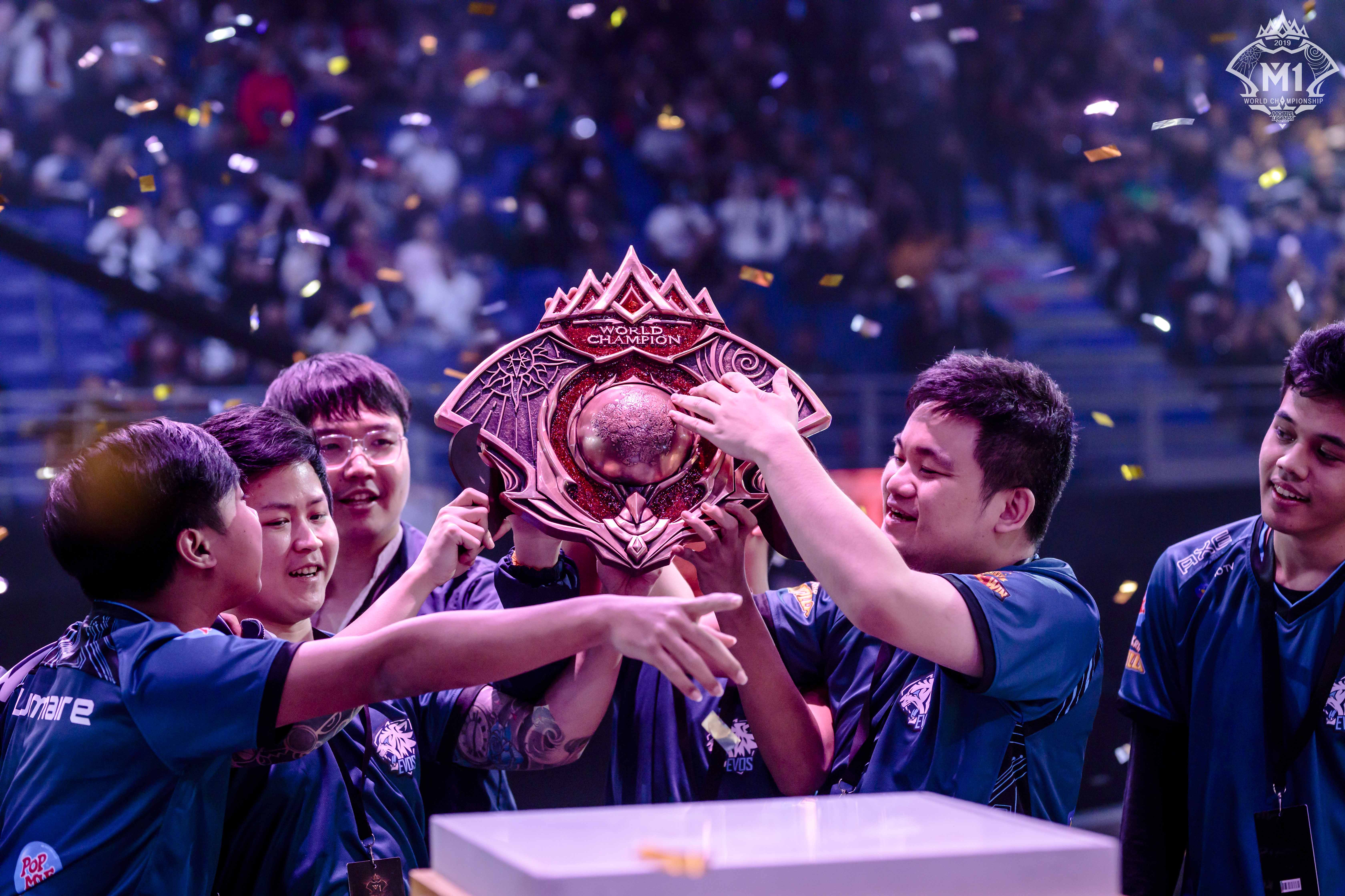 顶尖球队争夺联赛冠军，胜负悬念引发猜想