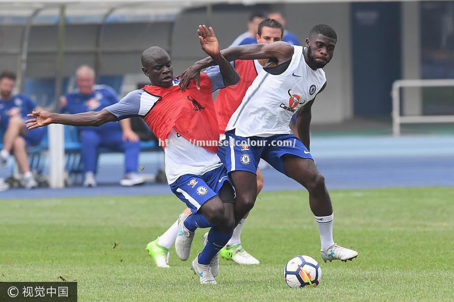 激烈对抗中出现爆发性一幕,场上情绪高涨 激烈对抗中出现爆发性一幕,场上情绪高涨