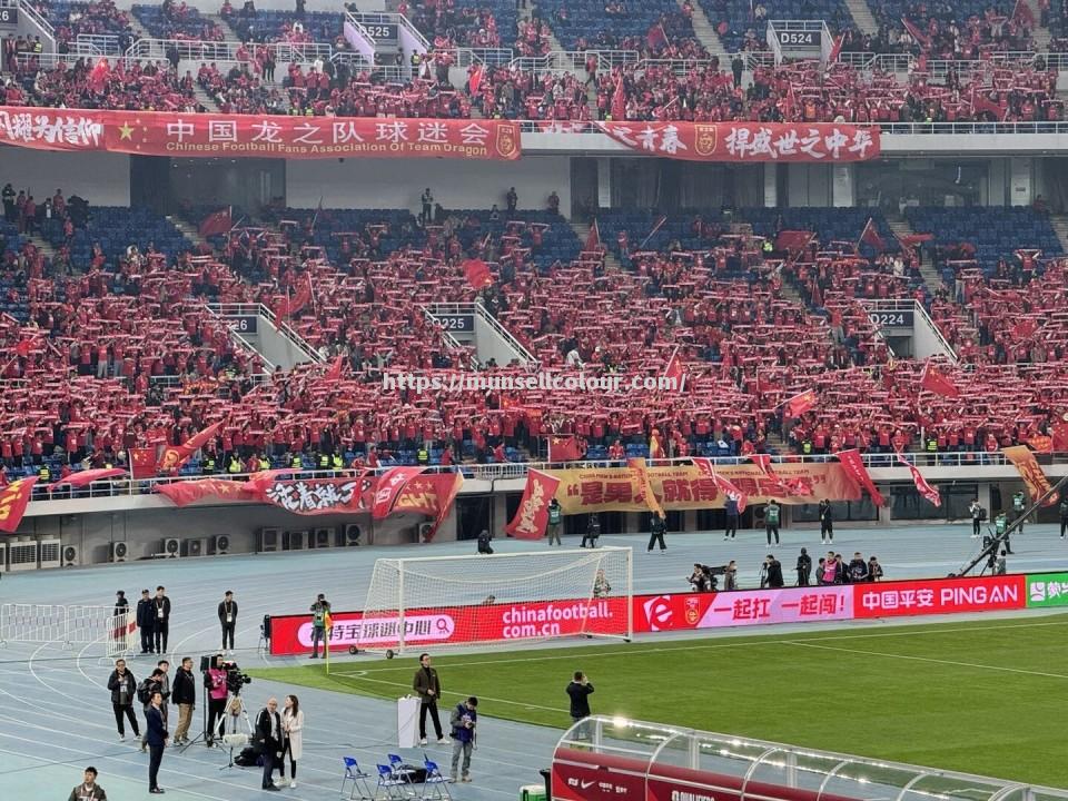 现场气氛热烈,球迷热情加油助威! 现场气氛热烈,球迷热情加油助威!