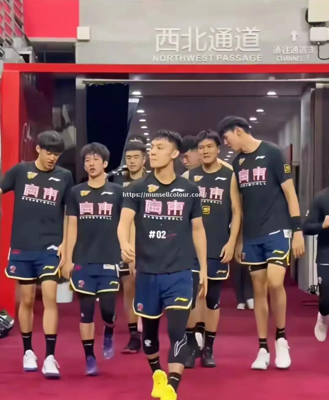 星空体育-上海大鲨鱼势不可挡，打破对手防线